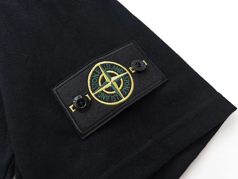 W668#P110💰 Popular item on the platform [Stone lsland/Stone Island compass armband printed short-sleeved T-shirt] ⚠️[Original creation with high control of details] -Made of 230g combed cotton 32-count double yarn, soft and comfortable to the touch, sweat-absorbent and breathable. -Simple basic and versatile style, original quality, the first choice for couples. -Made in a large factory, four needles and five threads on the shoulder, neat alignment, high quality workmanship. -Same style for men and women. Very versatile, one piece for everyone, the details are clearly visible. Color: Black Size: M L